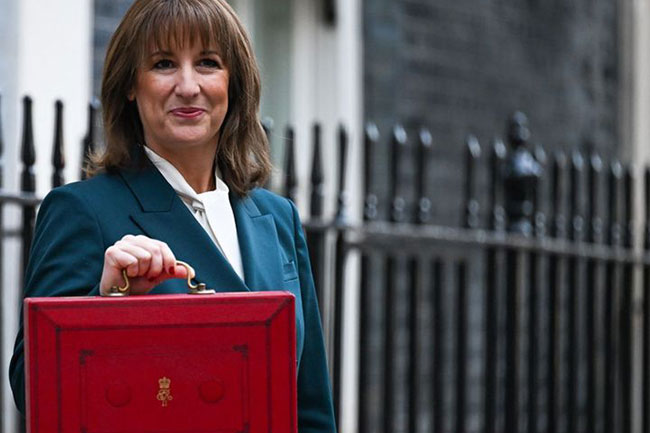 Budget 2025 chancellor briefcase